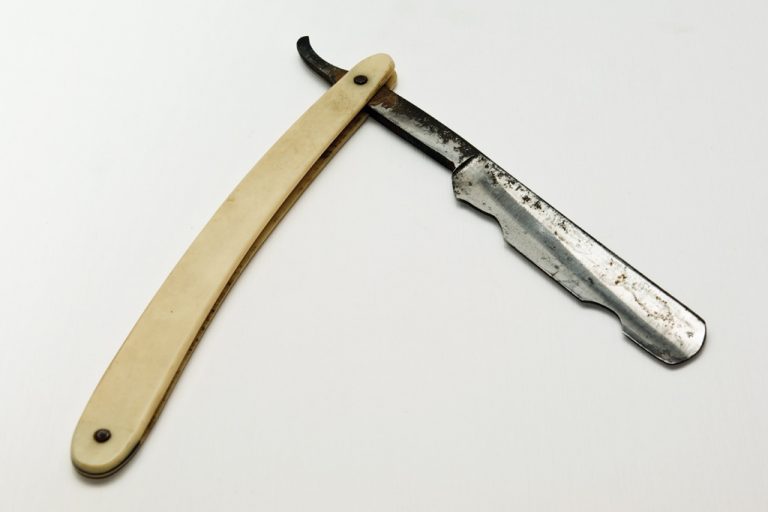 Sklopiva britva s utorima za promjenjivu britvicu za brijanje dlake u pripremi operacijskog polja