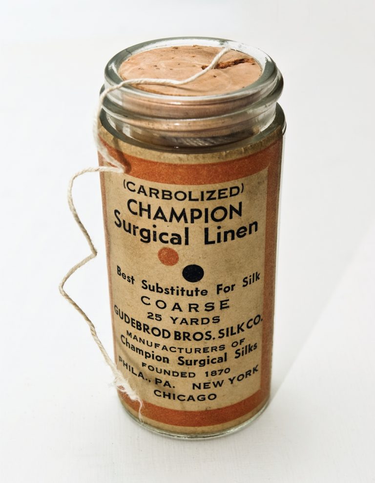 Kirurški laneni konac koji je bio u upotrebi početkom 20. stoljeća