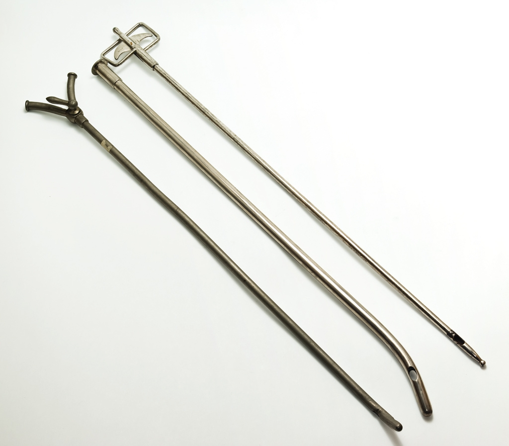 Metalni kateteri za kobile: kateter za ispiranje maternice (lijevo), kateter za kateterizaciju mokraćnog mjehura (u sredini), kateter za biopsiju (desno)